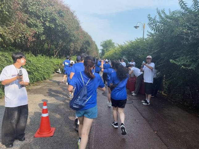 설레임 런 담당작들이 약오르 존에서 참가자들에게 물총을 쏘는 모습/사진=김다이 기자 @neverdie