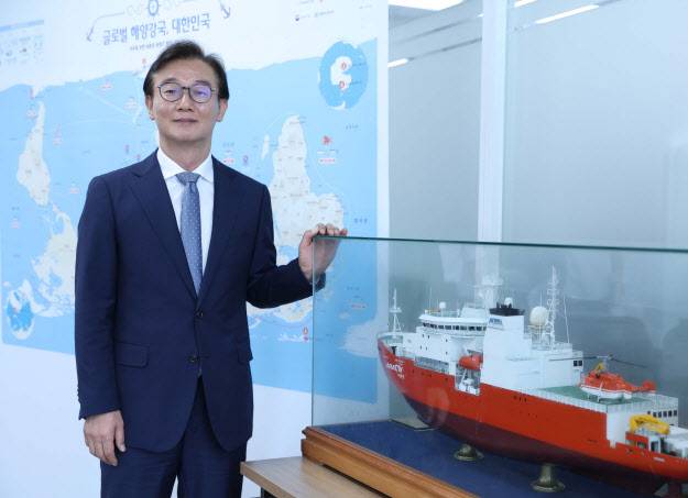 전재수 해양수산부 장관이 지난 28일 서울 마포 포스트타워에서 이데일리와 인터뷰를 하고 있다. (사진=노진환 기자)