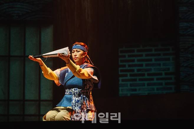 시대를 앞서간 여성 영웅 ‘정수정’의 내면 그려낸 창작하는 타루의 창작극 ‘정수정전’ 한 장면(사진=국립극장 제공)