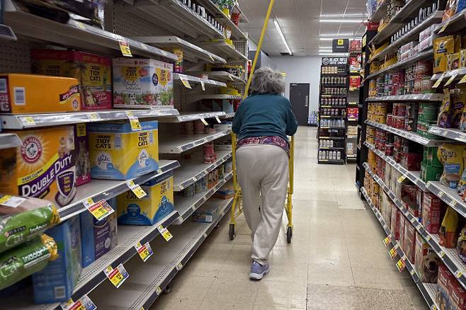 한 시민이 5월 28일(현지시간) 일리노이주 시카고 달러 제너럴(Dollar General) 매장에서 쇼핑하고 있다.(사진=게티이미지)