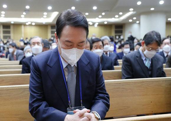 예배 참석해 기도하는 윤석열 전 대통령. (사진=연합뉴스)