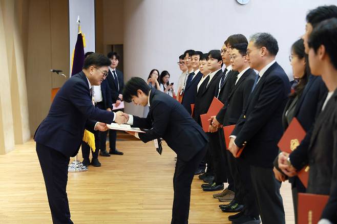 우원식 국회의장이 1일 오전 국회도서관에서 열린 ‘12.3 비상계엄 해제 유공 특별포상 수여식’에서 수상자들에게 포상을 하고 있다. (사진=국회의장실)