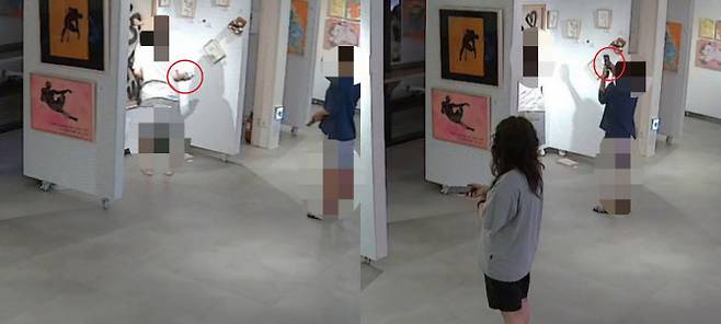 (왼쪽)지난 24일 서울 마포구 소재 갤러리 카페에서 A씨가 스프레이를 들고 작품 앞에 서 있다. (오른쪽) B씨는 컨버스에 스프레이를 뿌리는 A씨의 모습을 촬영하고 있다. 해당 사진 내 작품 우측 상단에는 원래 작품에 없었던 하트 모양 낙서가 생겼다.(사진=독자 제보)