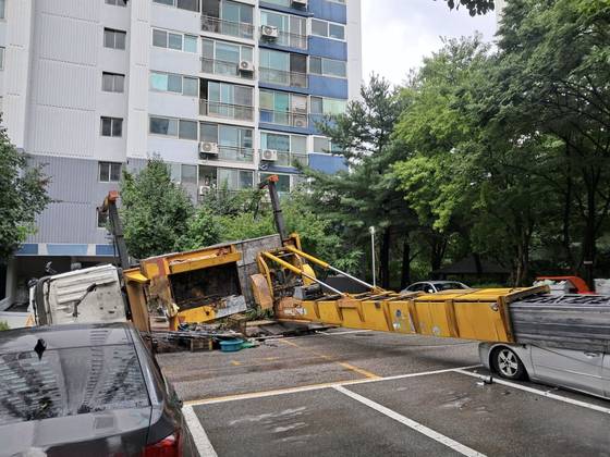1일 오전 8시 52분 경기 성남시 분당구 정자동 한 아파트에서 10톤짜리 이사용 사다리차가 전도되는 사고가 발생했다. 〈사진=경기도소방재난본부 제공〉