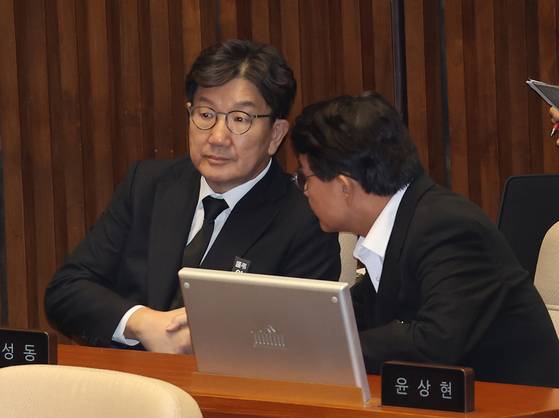 권성동 국민의힘 의원(왼쪽)과 윤상현 의원이 1일 서울 여의도 국회에서 열린 정기국회 개회식에 참석해 있다. 〈사진=연합뉴스〉