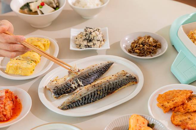 밥 먹을 때 채소, 단백질 음식을 먼저 먹은 후 마지막에 밥을 곁들이면 혈당 급상승 억제 도움이 된다 [사진=클립아트코리아]