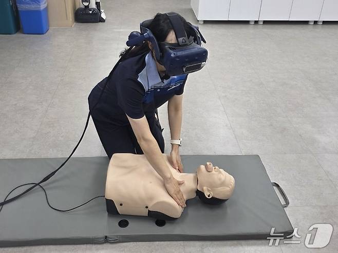 코레일 부산경남본부 승무원이 VR 장비를 통한 응급상황 대응 교육을 받고 있다.(코레일 부산경남본부 제공. 재판매 및 DB 금지)