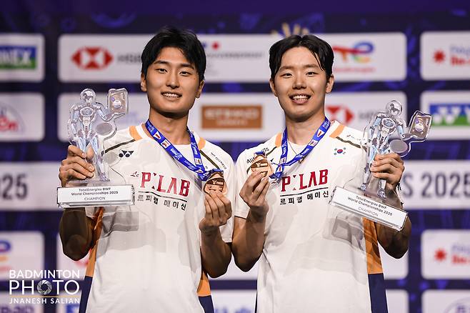 파리 세계개인배드민턴선수권대회 정상에 오른 서승재(오른쪽)-김원호 (한국배드민턴협회 제공)