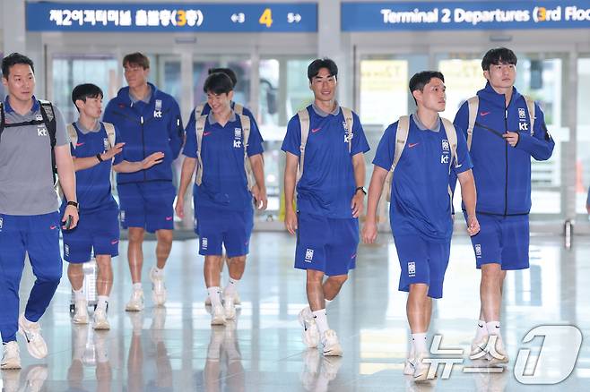 서진수, 이동경, 변진수를 비롯한 대한민국 축구대표팀 선수들이 1일 오전 A매치 2연전을 펼칠 미국으로 출국하기 위해 인천국제공항 2터미널에 도착하고 있다. 2025.9.1/뉴스1 ⓒ News1 안은나 기자