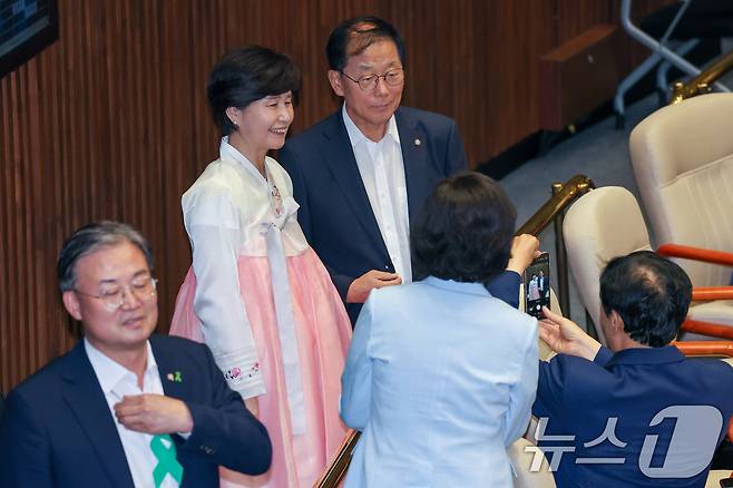 백혜련 더불어민주당 의원이 27일 오후 서울 여의도 국회 본회의장에서 내달 1일 정기국회 개회식에서 의원들의 한복 착용을 독려하기 위해 한복을 입고 윤후덕 의원과 기념 촬영하고 있다. 2025.8.27/뉴스1 ⓒ News1 안은나 기자