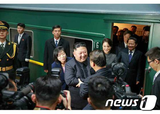 (평양 노동신문=뉴스1) = 김정은 북한 노동당 총비서가 지난 2019년 1월 평양으로 돌아가는 열차에 올라타기에 앞서 중국측 인사들과 인사를 나누는 모습. [국내에서만 사용가능. 재배포 금지. DB 금지. For Use Only in the Republic of Korea. Redistribution Prohibited] rodongphoto@news1.kr