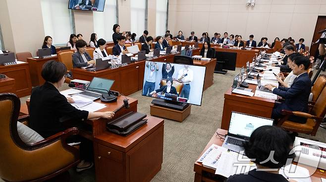1일 서울 여의도 국회에서 열린 제429회 국회(정기회) 여성가족위원회 제1차 전체회의에서 이인선 위원장이 의사봉을 두드리고 있다. 2025.9.1/뉴스1 ⓒ News1 이승배 기자