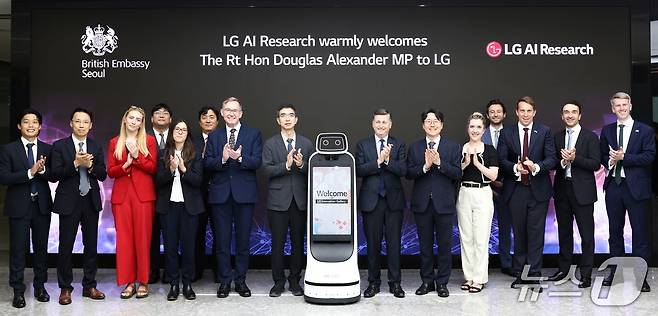 더글라스 알렉산더 영국 국무상이 1일 서울 강서구 마곡 LG AI연구원을 방문해 기념촬영하고 있다.(LG 제공)