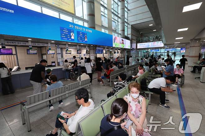 상당수 전공의가 복귀한 1일 광주 동구 조선대학교 병원 1층 로비에 환자들이 진료 후 대기하고 있다. 2025.9.1/뉴스1 ⓒ News1 박지현 기자