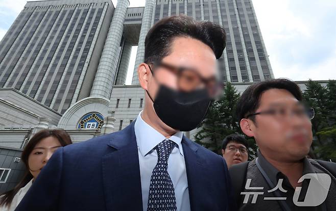 윤석열 전 대통령의 부인 김건희 여사에게 청탁할 목적으로 명품 가방과 목걸이를 전달한 혐의를 받는 전 통일교 세계본부장 윤 모 씨./뉴스1 ⓒ News1 장수영 기자