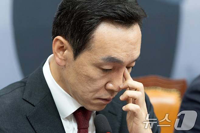 김민수 국민의힘 최고위원이 1일 오전 서울 여의도 국회에서 열린 최고위원회의에서 얼굴을 만지고 있다. 2025.9.1/뉴스1 ⓒ News1 이승배 기자