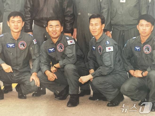 포즈를 취하고 있는 진영승( 왼쪽에서 두 번째)신임 합동참모의장과 손석락(왼쪽에서 세 번째) 공군참모총장 내정자. (블랙이글스 홈페이지 갈무리)