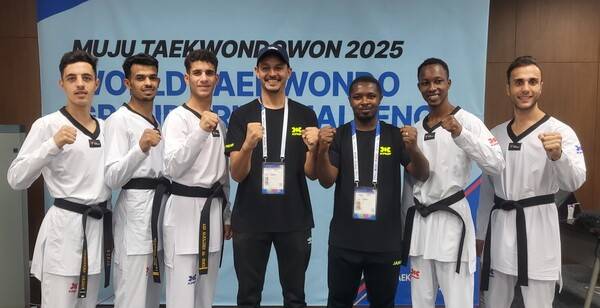 28일부터 전북 무주 태권도원에서 진행 중인 2025 세계태권도 그랑프리 챌린지에 참가한 하디 티란발리푸르(최우측)와 난민 선수들. /사진=태권도진흥재단