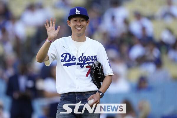 미국 메이저리그사커(MLS) 로스앤젤레스(LA) FC의 손흥민이 27일(현지 시간) 캘리포니아주 로스앤젤레스의 다저 스타디움에서 열리는 2025 메이저리그 LA 다저스와 신시내티 레즈의 경기에서 시구하기 전 인사하고 있다. /사진=뉴시스(AP)