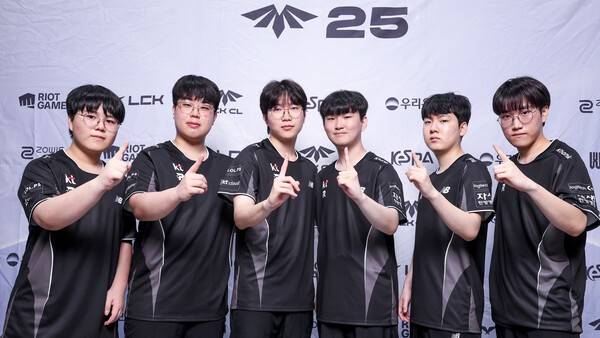 2025 LCK CL 정규 시즌 1위 케이티 롤스터 선수들이 파이팅 포즈를 취하고 있다. /사진=한국e스포츠