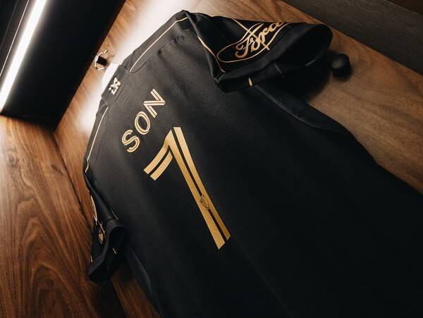 로스앤젤레스(LA) FC의 손흥민이 지난달 31일(현지 시간) 미 캘리포니아주 LA의 BMO 스타디움에서 열린 2025 MLS 29라운드 샌디에이고 FC와 경기 중 공을 몰고 있다. 홈경기에 첫 선발 출전한 손흥민은 공격 포인트를 올리진 못했으며 LA FC는 1-2로 역전패했다. 경기 전 라커룸에 등번호 7이 적힌 손흥민 유니폼. /사진=LAFC