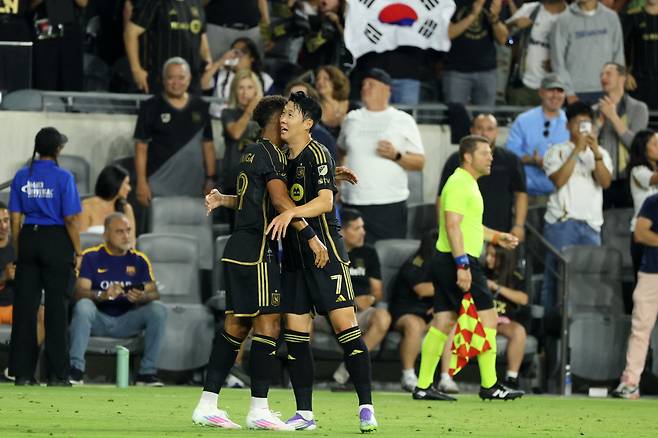 Aug 31, 2025; Los Angeles, California, USA;  LAFC forward Denis Bouanga (99) celebrates with forward Son Heung-Min (7, right) after scoring a goal during the first half against San Diego FC at BMO Stadium. Mandatory Credit: Kiyoshi Mio-Imagn Images







<저작권자(c) 연합뉴스, 무단 전재-재배포, AI 학습 및 활용 금지>