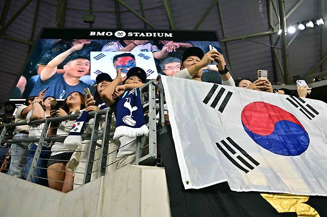 Supporters of LAFC hold South Korea's national flag as they cheer for LAFC's Korean forward #07 Son Heung-min during the Major League Soccer (MLS) football match between Los Angeles Football Club (LAFC) and San Diego FC at BMO Stadium in Los Angeles, California on August 31, 2025. (Photo by Frederic J. Brown / AFP)







<저작권자(c) 연합뉴스, 무단 전재-재배포, AI 학습 및 활용 금지>