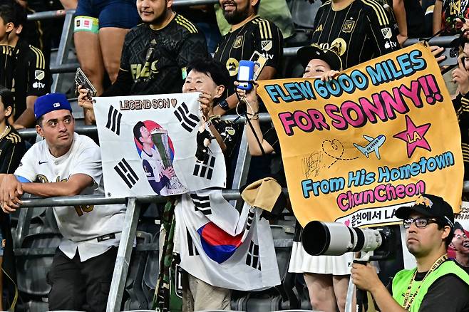 Supporters of LAFC cheer for LAFC's Korean forward #07 Son Heung-min during the Major League Soccer (MLS) football match between Los Angeles Football Club (LAFC) and San Diego FC at BMO Stadium in Los Angeles, California on August 31, 2025. (Photo by Frederic J. Brown / AFP)







<저작권자(c) 연합뉴스, 무단 전재-재배포, AI 학습 및 활용 금지>