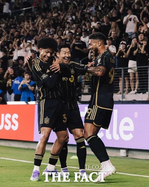 LAFC의 공격수 손흥민(가운데)이 1일 샌디에이고와 2025 MLS 정규리그 홈 경기 전반 15분 데비스 부앙가(오른쪽)의 선제골을 축하하고 있다./LAFC
