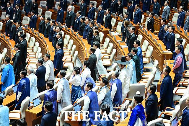 이날 열린 제429회 국회(정기회) 개회식에 국민의힘 소속 의원들(위)이 상복 차림을 입장해 애국가를 부르고 있다. 국민의힘을 제외한 정당 소속 의원들은 자율적으로 한복을 입고 개회식에 참석했다.
