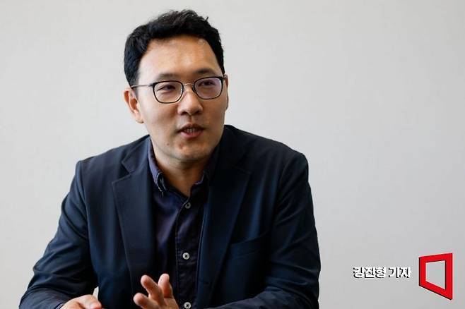 김규남 네이버웹툰 최고위험관리책임자가 25일 경기 성남 네이버 그린팩토리에서 인터뷰 하고 있다. 강진형 기자