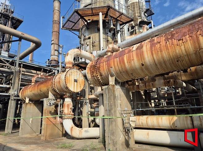 SK이노베이션 울산CLX 정문 맞은 편에 위치한 국내 최초 납사분해시설(NCC) 1공장 설비들이 녹슨 채 방치돼있다. SK지오센트릭은 2020년 12월 설비 노후와 생산능력 조정을 이유로 이 공장 가동을 중단했다. 울산=오지은 기자