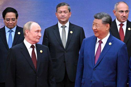 시진핑 중국 국가주석(오른쪽 앞줄)과 블라디미르 푸틴 러시아 대통령(왼쪽 앞줄)이 지난달 31일 중국 톈진에서 개막한 상하이협력기구(SCO) 정상회의에서 기념 촬영을 하며 대화하고 있다. 톈진=타스연합