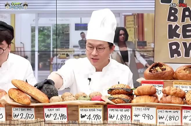 구독자 360만명을 보유한 경제 유튜버 '슈카월드'가 오는 30일 여는 팝업 베이커리에서 파는 빵을 소개하고 있다. /유튜브 '슈카월드 코믹스'