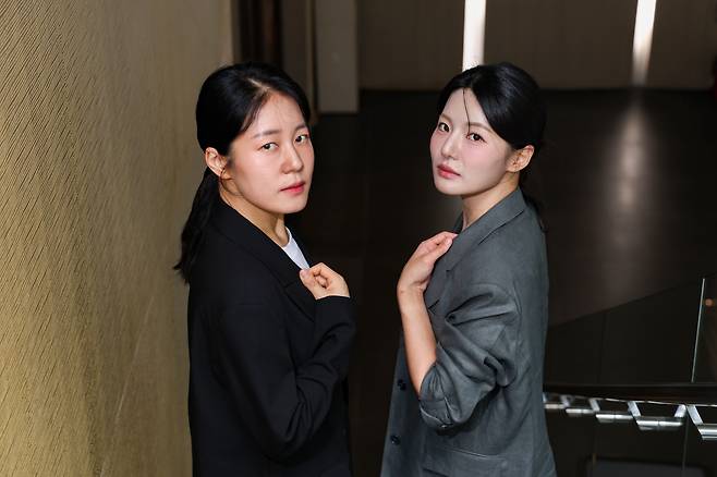 국립창극단 '심청'에서 주역 '심청'을 맡은 김율희(왼쪽)와 김우정. /장련성 기자