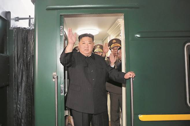 김정은 북한 국무위원장이 2023년 9월 북·러 정상회담차 러시아 블라디보스토크로 가기 위해 평양에서 ‘1호 열차’로 불리는 전용 열차에 탑승하며 환송객들에게 손을 들어 보이고 있다. 다음 달 3일 중국 항일전쟁 승리 80주년 전승절 열병식에 참석하기로 한 김정은은 다음 달 1일 평양에서 열차를 타고 베이징으로 갈 것으로 예상된다. 김정은이 베이징에서 시진핑 중국 주석, 푸틴 대통령과 양자 혹은 3자 정상회담을 할 수 있다는 관측도 나온다./노동신문 뉴스1