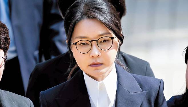 지난 12일 특정범죄가중처벌법상 알선수재, 정치자금법 위반 등 혐의로 구속영장이 청구된 김건희 여사가 서울중앙지법에서 열린 구속영장 실질심사를 마치고 법원을 나서고 있는 모습. 법원은 이날 “증거인멸 우려가 있다”며 영장을 발부했고, 민중기 특검팀은 29일 김 여사를 재판에 넘겼다. /사진공동취재단