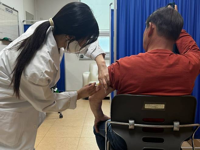 충북 괴산군보건소 대상포진 예방접종 모습. /괴산군