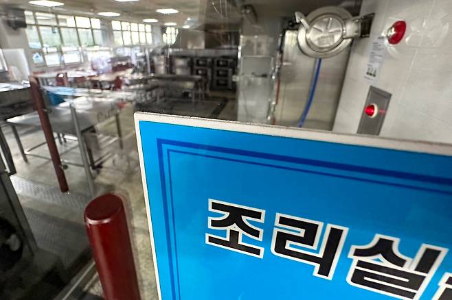 한 초등학교 조리실. 사진은 기사 내용과 직접적인 관련 없음. /뉴스1