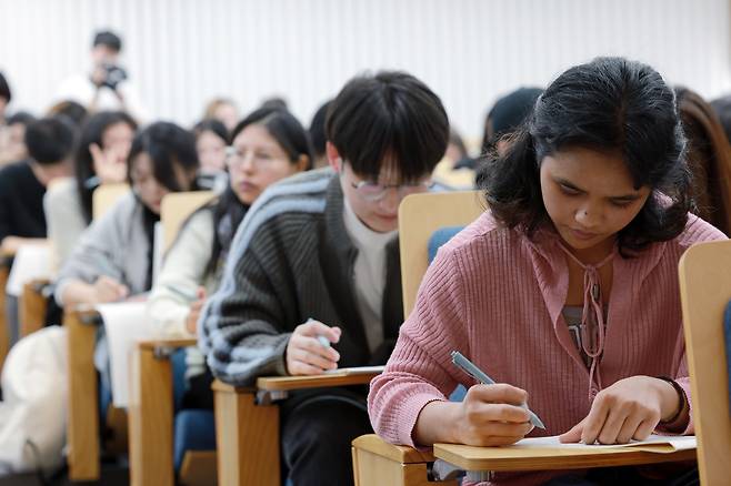 한국에 외국인들이 한글백일장에 참여해 글쓰기를 하고 있다. /뉴스1