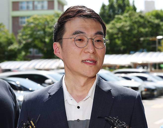 김남국 전 의원이 21일 서울 양천구 서울남부지방법원에서 열린 2심 선고를 마치고 취재진 질문에 답하고 있다. 이날 김 전 의원은 무죄를 선고 받았다. /연합뉴스
