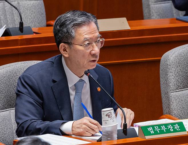 정성호 법무부 장관이 1일 국회에서 열린 예산결산특별위원회 전체회의에 출석해 의원 질의에 답하고 있다. /연합뉴스