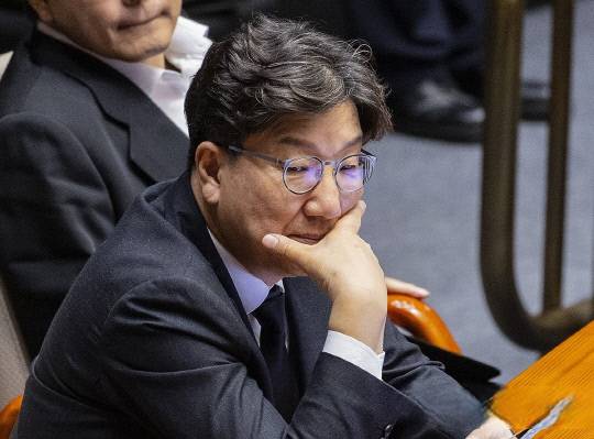 권선동 국민의힘 의원이 1일 국회에서 열린 제429회 국회 정기회 개회식에 참석해 굳은 표정으로 국회의장의 개회사를 듣고 있다.연합뉴스