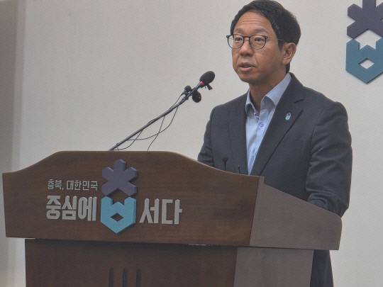 이방무 충북도 기획조정실장이 지난 29일 오전 내년도 정부 예산안 확보 성과를 브리핑하고 있다. 충북도 제공