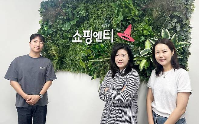 지난 28일 서울 중구 동호로 쇼핑엔티 본사에서 만난 (왼쪽부터) 쇼핑엔티 벨리츠 담당 조인규 MD, 장경미 MD, 함수지 MD가 포즈를 취하고 있다.ⓒ쇼핑엔티