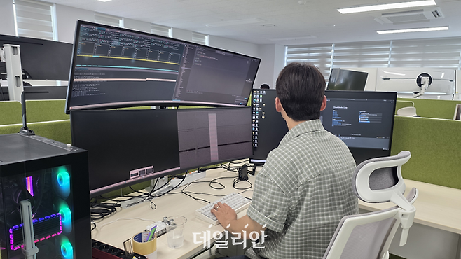 KTL 직원이 인공지능 시험평가를 진행하고 있다. ⓒ한국산업기술시험원