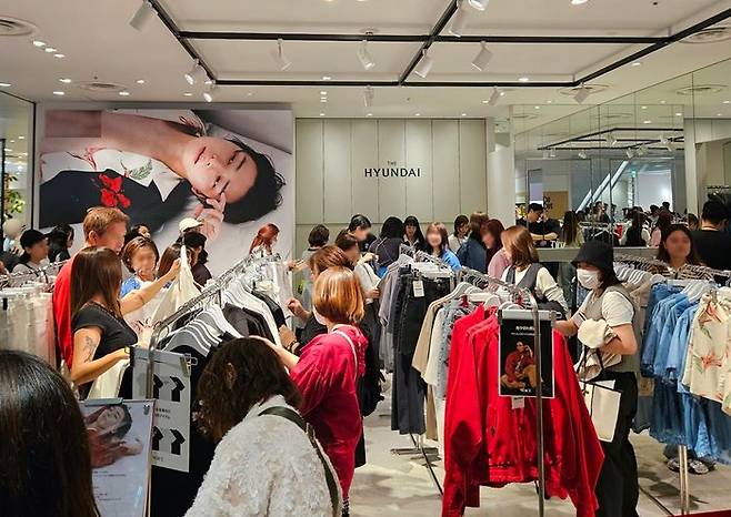 지난해 5월 현대백화점이 일본 도쿄 쇼핑몰 파르코 시부야점에서 진행한 더현대 글로벌 팝업스토어가 고객들로 붐비고 있다.ⓒ현대백화점