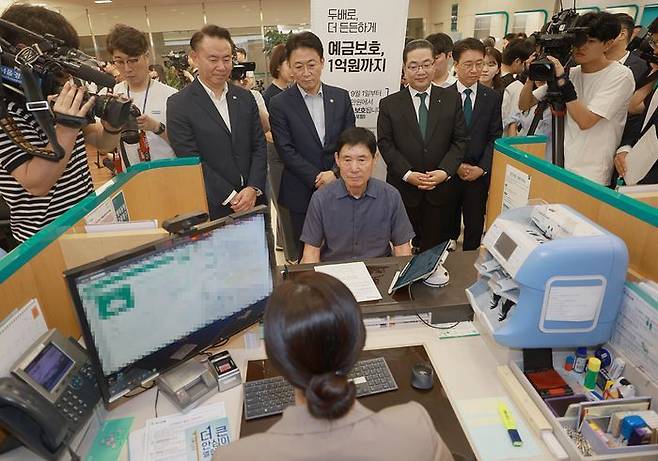 권대영 금융위원회 부위원장이 1일 오전 예금보호한도 1억원 시행 첫 날 서울 중구 하나은행 본점 영업점을 방문해 직접 시연 및 소상공인 예금자가 직접 예금상품에 가입하면서 예금자 보호제도에 대한 은행 직원의 설명을 청취했다.ⓒ금융위