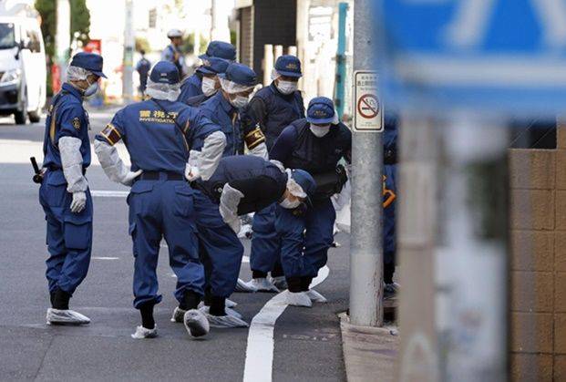 일본 경찰이 1일 도쿄 세타가야구에서 한국인 여성이 피습당한 뒤 쓰러져 있던 장소를 조사하고 있다. ⓒ 교도/연합뉴스