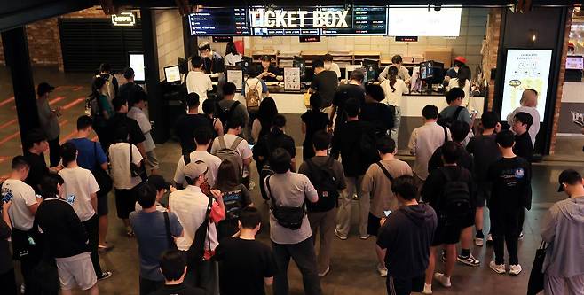 7월 25일부터 정부가 배포한 ‘영화관 입장권 할인권’의 영향으로 모처럼 국내 극장가가 활기를 띠고 있다. 할인권은 내수 진작을 통한 민생회복과 영화산업 활성화를 위해 450만 장이 배포됐다. 뉴스1